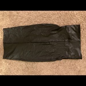 Black spanx skirt! Looks incredible on.